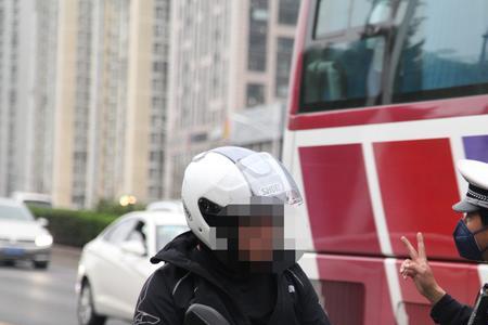 成都摩托车走公交车道扣分吗