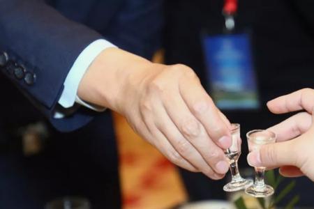 请儿子的领导吃饭怎样敬酒
