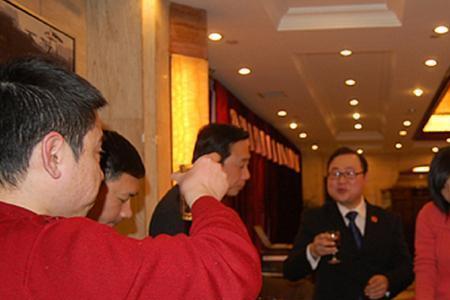 家属在酒桌上给领导的敬酒词
