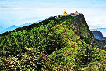 地阔峨眉晚天高岘首春什么意思