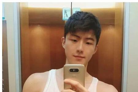 男生健身房自拍发朋友圈