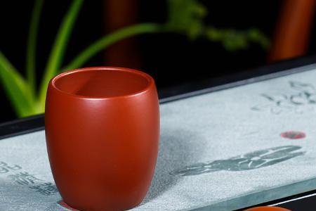 乌龙茶的闻香杯和品茗杯摆放