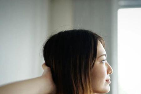 女生说话时挠头是什么心理
