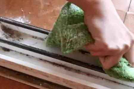 窗户下沉露出缝隙了怎么修理