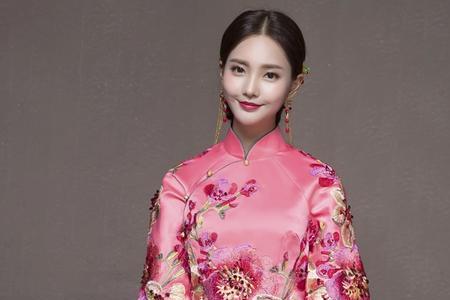 粉色花旗袍外搭什么衣服好看