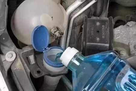 玻璃水是一整瓶倒进去嘛