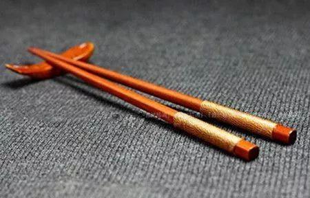 一大早吃饭筷子断是什么意思