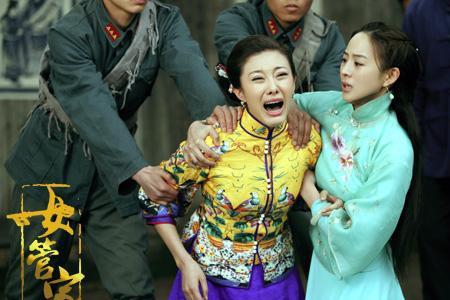 女管家杜明江和春儿吻戏