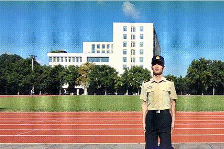 八面向右转动作要领