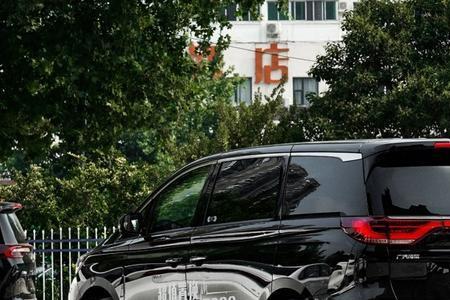 传奇M8混动低配有几个电动门