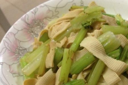 芹菜炒咸菜丝的做法