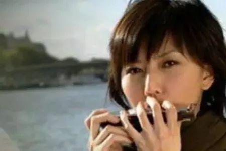 吹口琴为什么要用手捂着