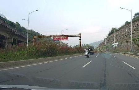 在快速路上摩托车能上吗
