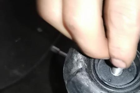 奔驰c180过减速带底盘异响
