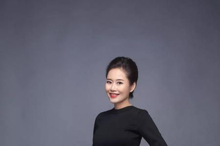 有请当事人主持人介绍