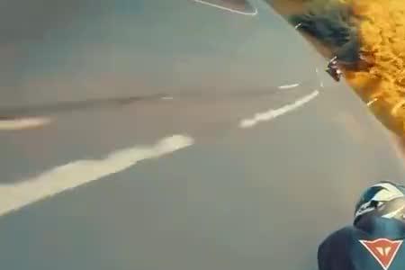 摩托车压弯倾角40度是什么样