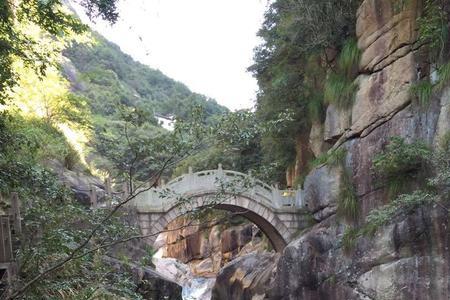 一沟流水一拳山的意思