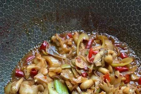 红烧牛蛙配什么素菜