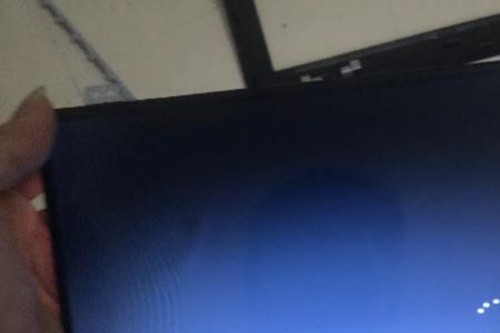 为什么刚买的显示器有一条线