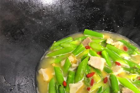 咸肉炖芦笋的做法
