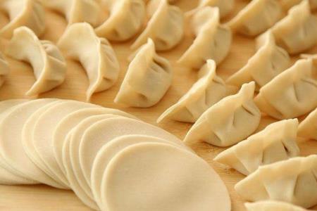 生饺子放锡纸上粘吗