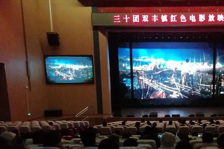 人群 什么什么然地走进了电影院