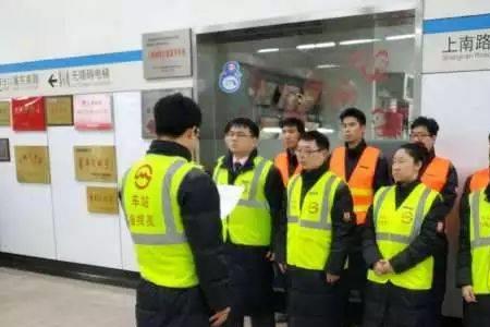 地铁逃生白门和绿门的位置