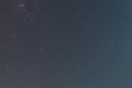 天上像流星一样的东西飞过去