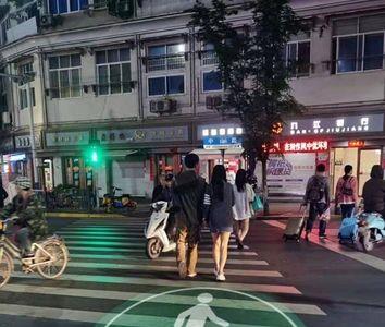 红绿灯路口走哪条线地上没标识
