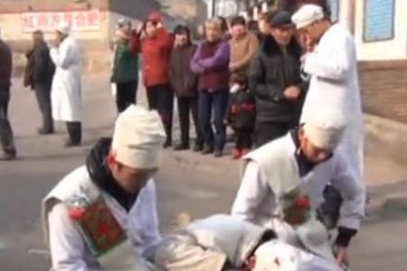 人死后孝子应给什么人磕头