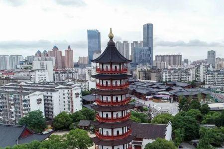 绳金塔几点开灯