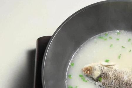 鲫鱼汤的做法把鲫鱼肉煮烂