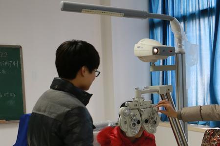 男孩学眼视光与配镜可以吗
