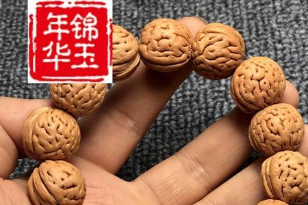 核桃手串和桃核手串那个容易红