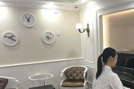 大学刚毕业的钢琴老师好吗