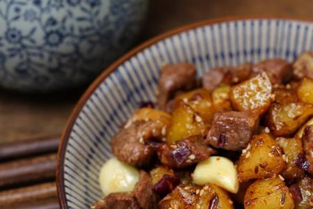 熟牛肉炒土豆块的做法