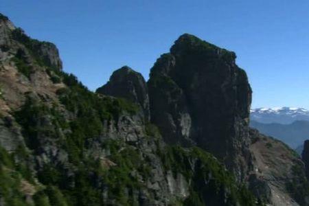 山高陡峭的意思
