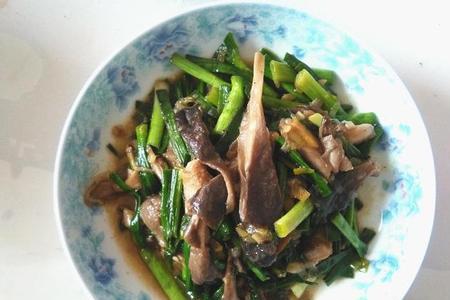 蒜苔炒蘑菇有毒吗