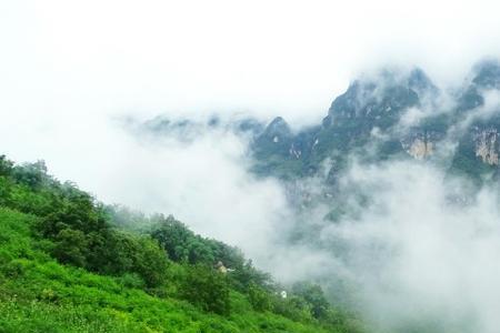 云雾绕遍长青山是什么意思
