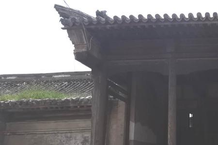 城头山鸡鸣角角什么意思