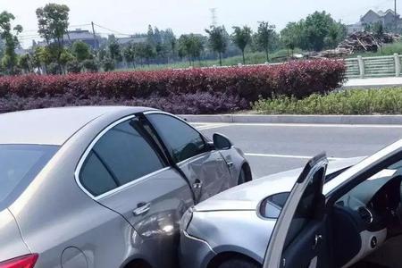 新车被撞折旧费由谁来承担