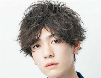 初中男生可以烫头发吗