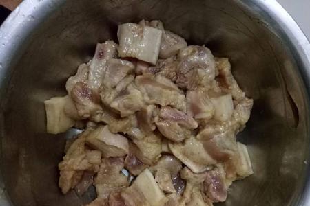 五花肉炖红枣的做法