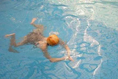 游泳跳水扭脖子怎么办