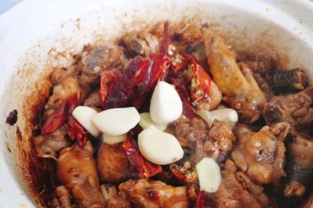 冻鸡肉做鸡公煲肉怎么能鲜嫩
