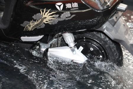 雅迪电动车滴滴响发动不开
