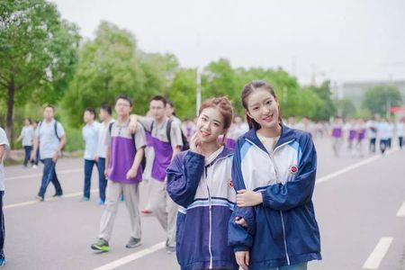 本科有校服吗