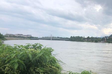 南方冬天潮湿还是夏天