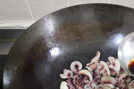 鱿鱼卷焯水后要冷水冲洗吗