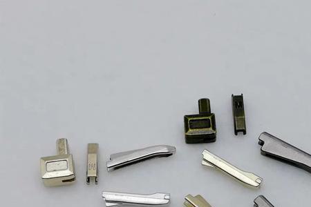 衣服拉链底部卡槽斜的
